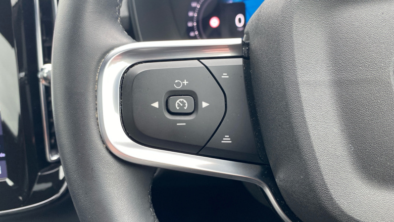 Volvo XC40 2.0 B3P Ultimate Dark 5dr Auto Petrol Estate